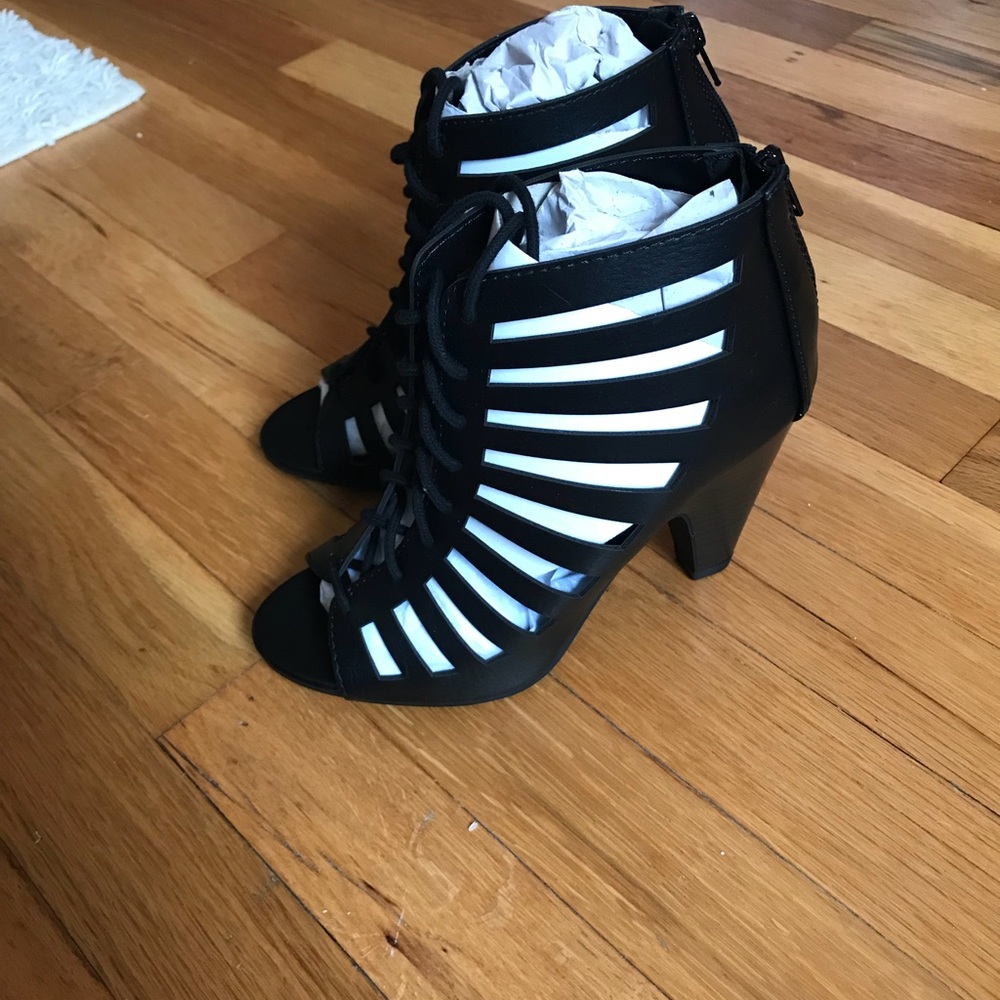 Black heels - Picture 3 of 3